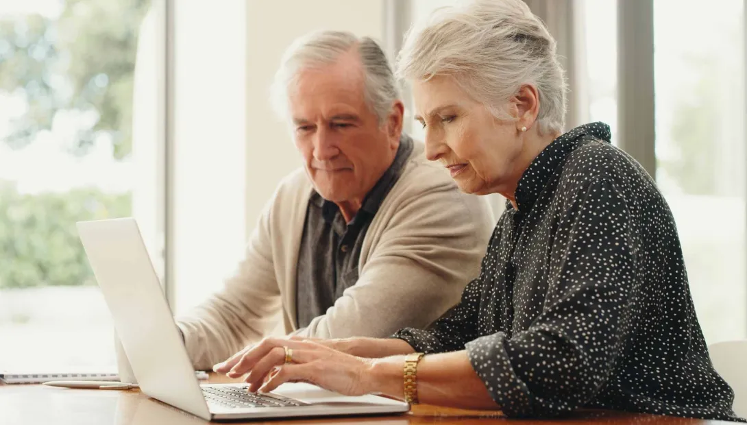Senior couple search for a Medicare Advantage plan